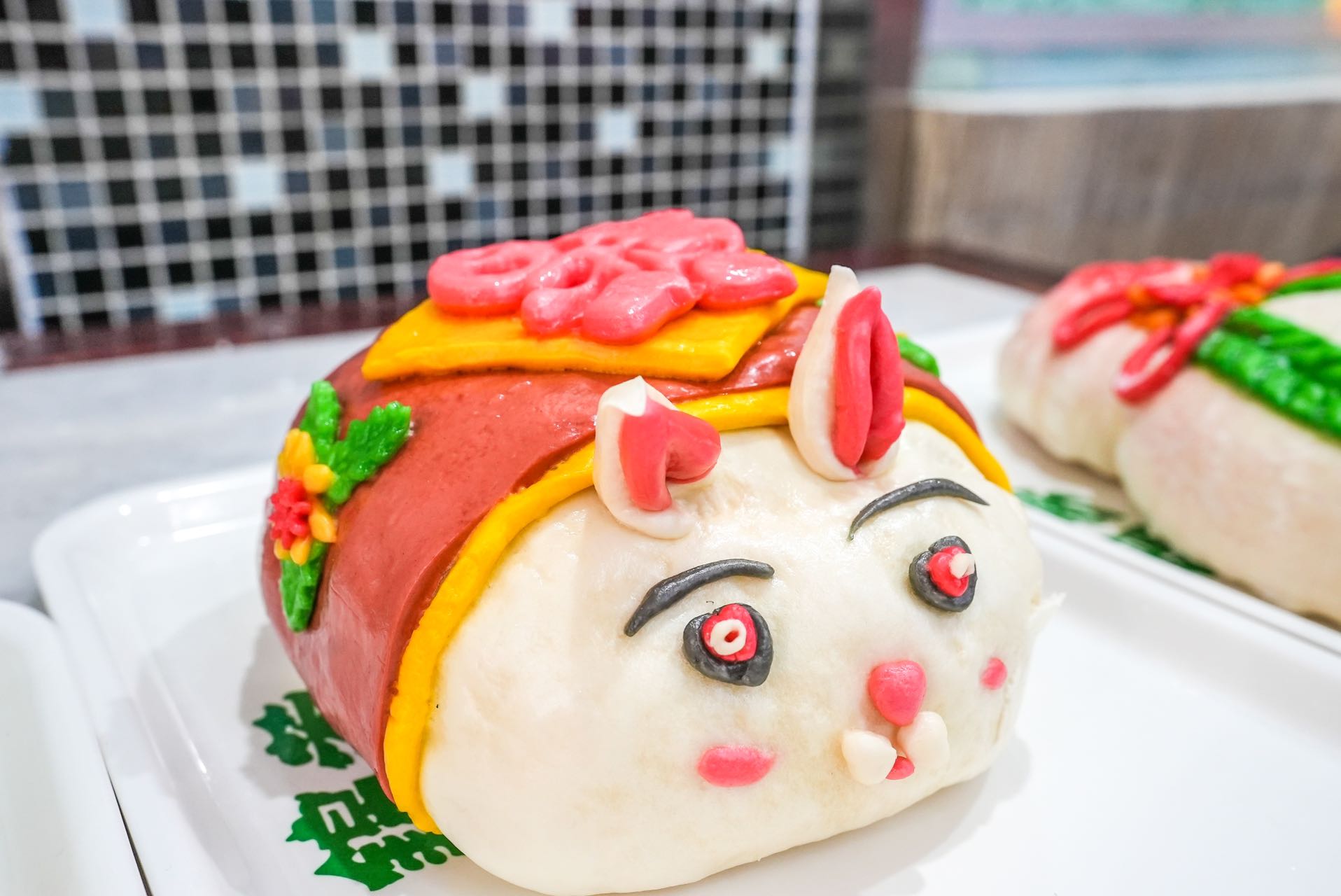 各样的熟食和面点,其中几只五颜六色的兔子造型生肖面花显得格外扎眼