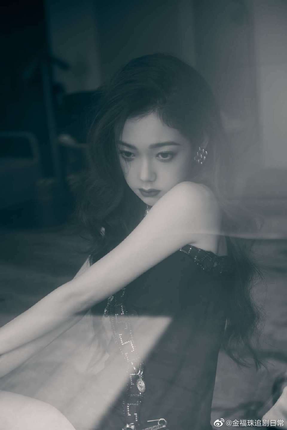 希林娜依高写真，这身材曲线，这大长腿……|希林娜依高_新浪新闻