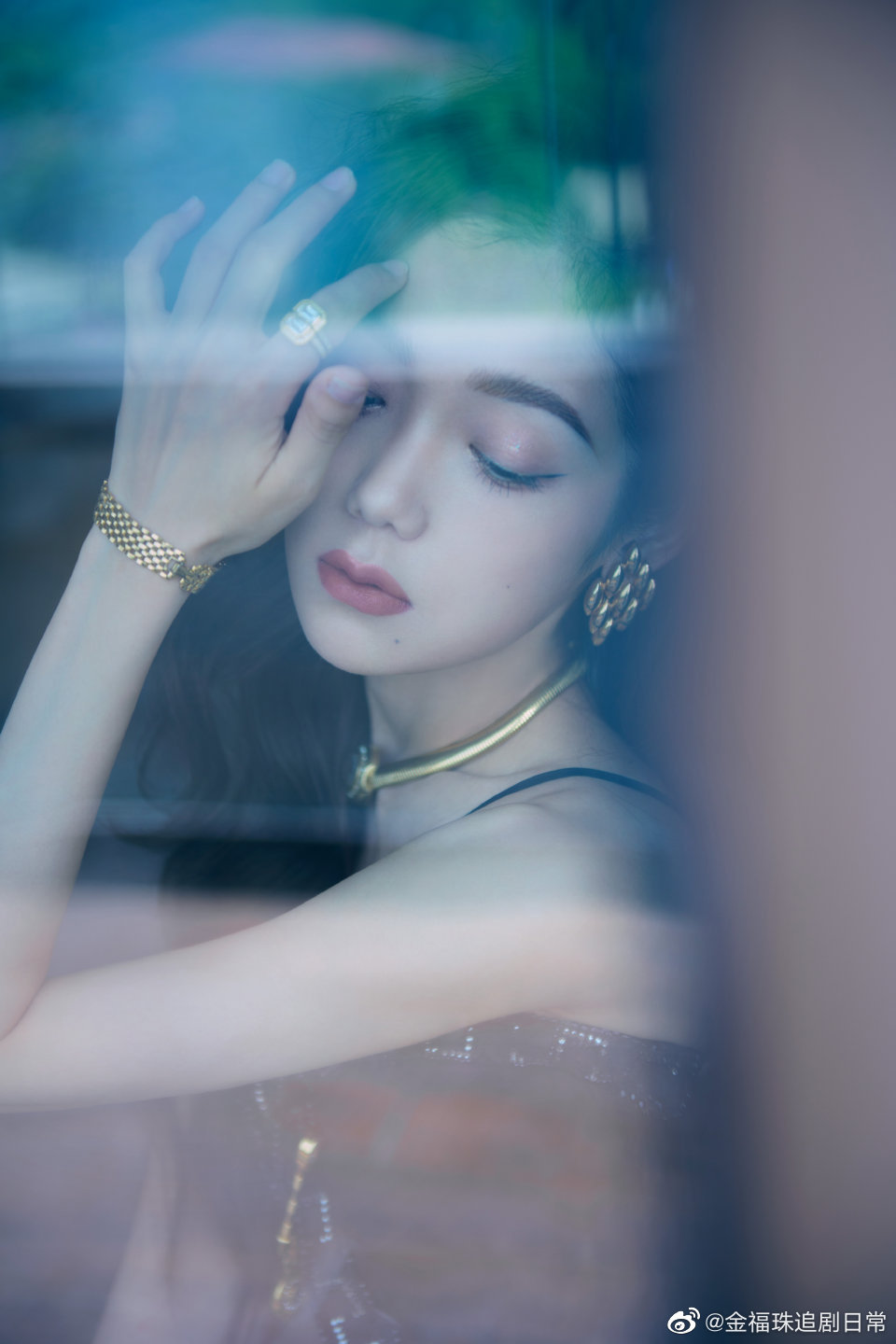 希林娜依高写真，这身材曲线，这大长腿……|希林娜依高_新浪新闻