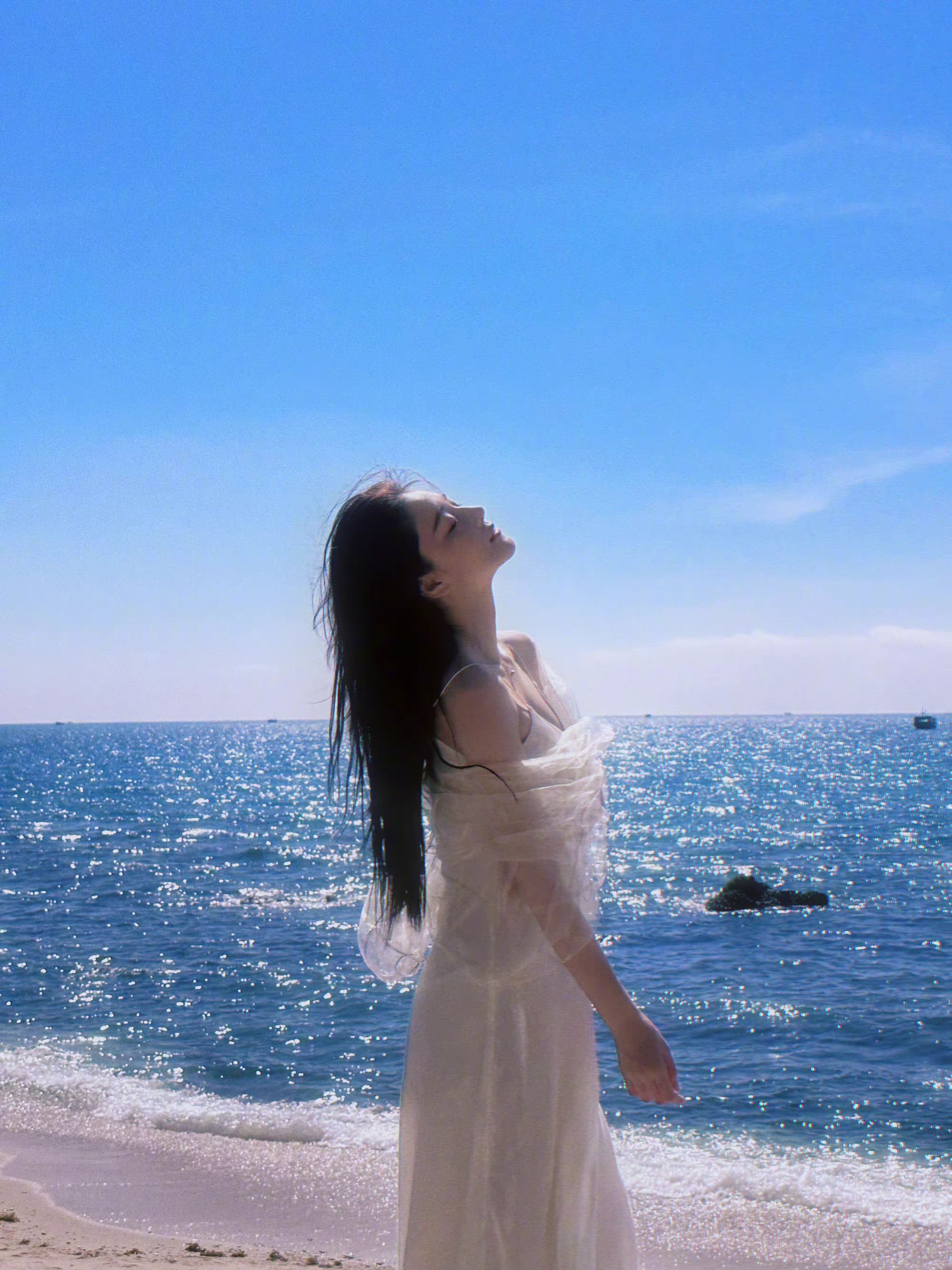 张馨予晒海边随拍六宫格 白色吊带长裙,黑长直头发……|张馨予|白色