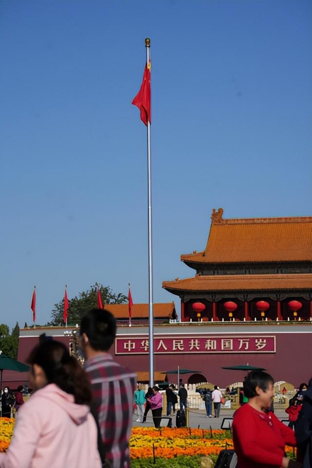 中轴线上的首开人|旗杆矗立宫灯高悬 "中国红"下青春无悔|工人_新浪