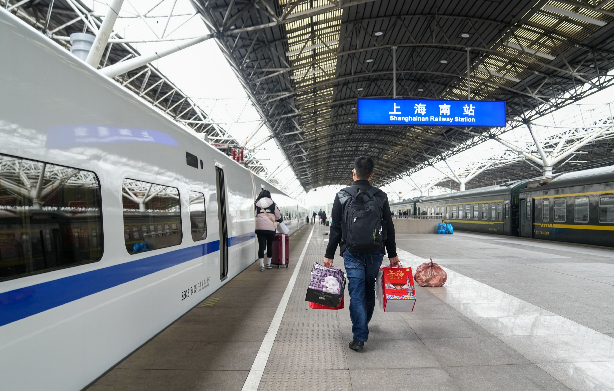 新华社记者 丁汀 摄1月15日,在上海南站,易生军前往站台准备上车.