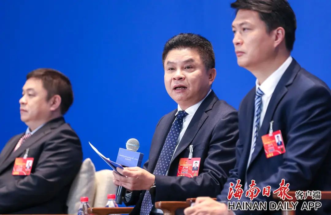 黄文聪代表(中)介绍相关情况并回答记者提问.