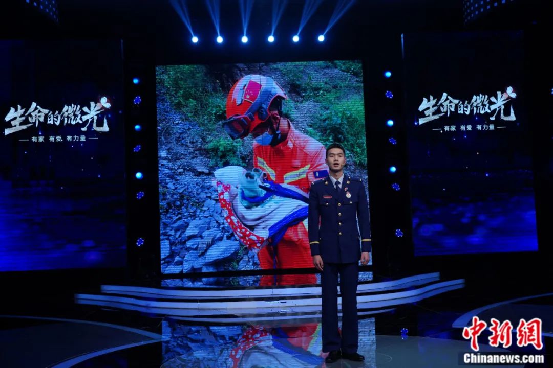 张自立登上演讲台讲述感人的救援故事.受访者供图