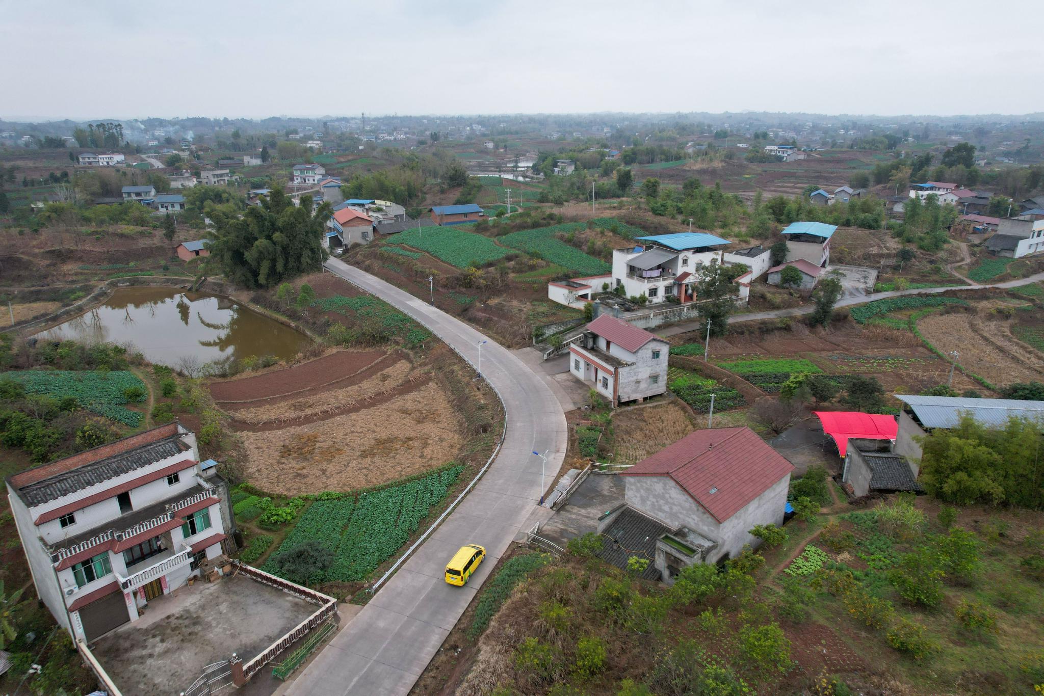 1月15日,专车抵达富顺县客运中心后,富顺县竹米村村民古泽根(左二)转