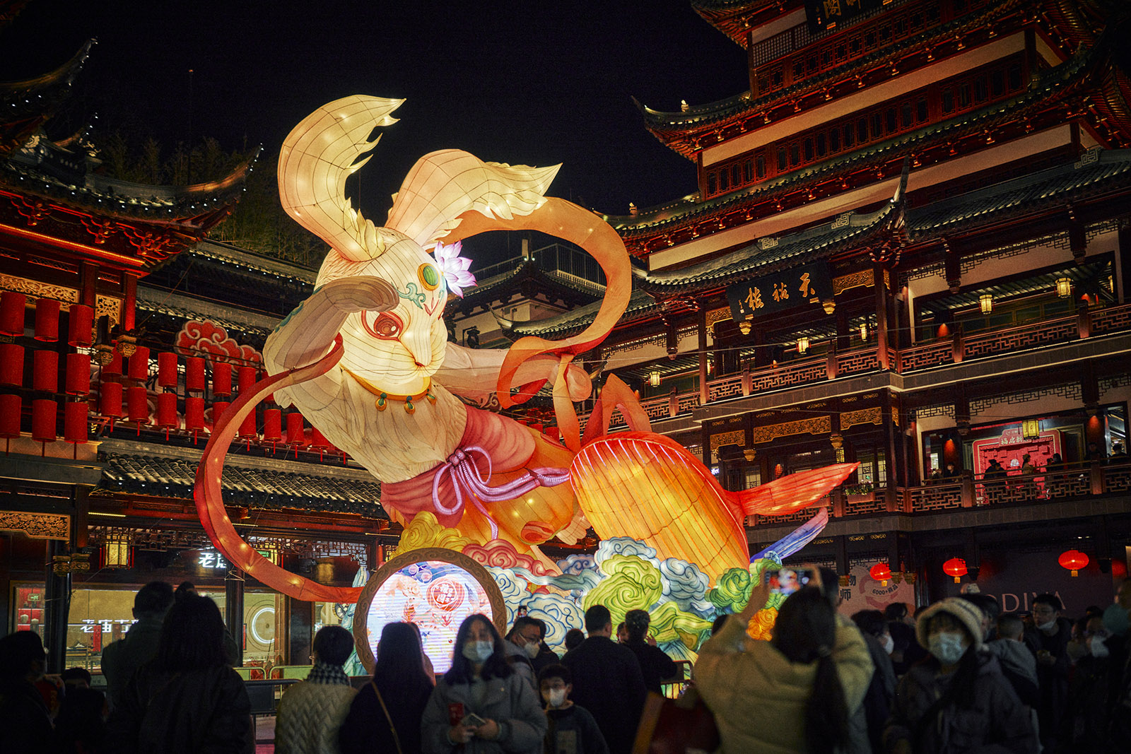 2023年元月,上海城隍庙.豫园中心广场的兔子灯.