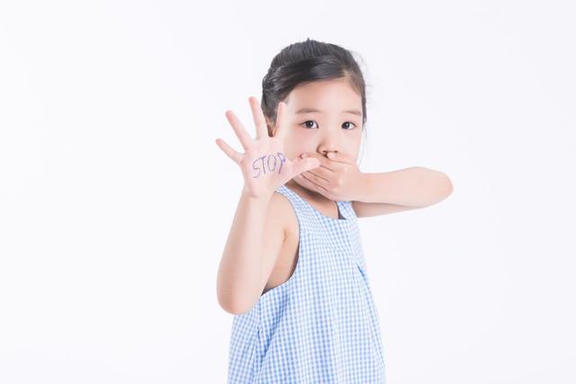 骨子里自卑的小孩，从小就有四个表现，希望你家孩子一个都没中休闲区蓝鸢梦想 - Www.slyday.coM
