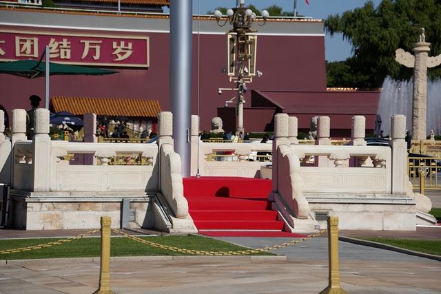 中轴线上的首开人|旗杆矗立宫灯高悬 "中国红"下青春无悔|中国_新浪