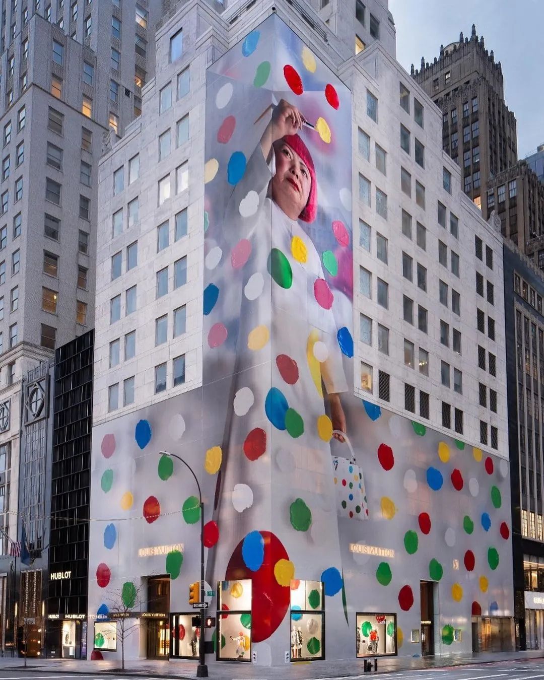 巨型草间弥生亮相巴黎在百年建筑上画波点