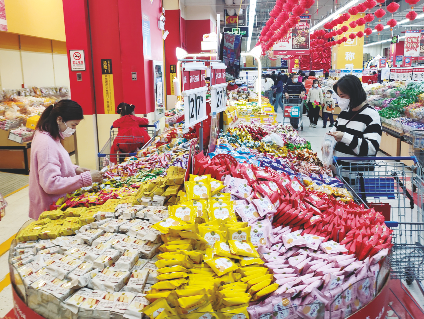 &nbsp;&nbsp;&nbsp;&nbsp;▲我市各超市,商场物资丰富,市民正选购年货