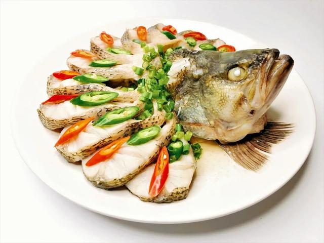 清蒸鲈鱼"惊艳到我自己90"(厨友@减肥中干饭)"摆盘出来吃的时候心情