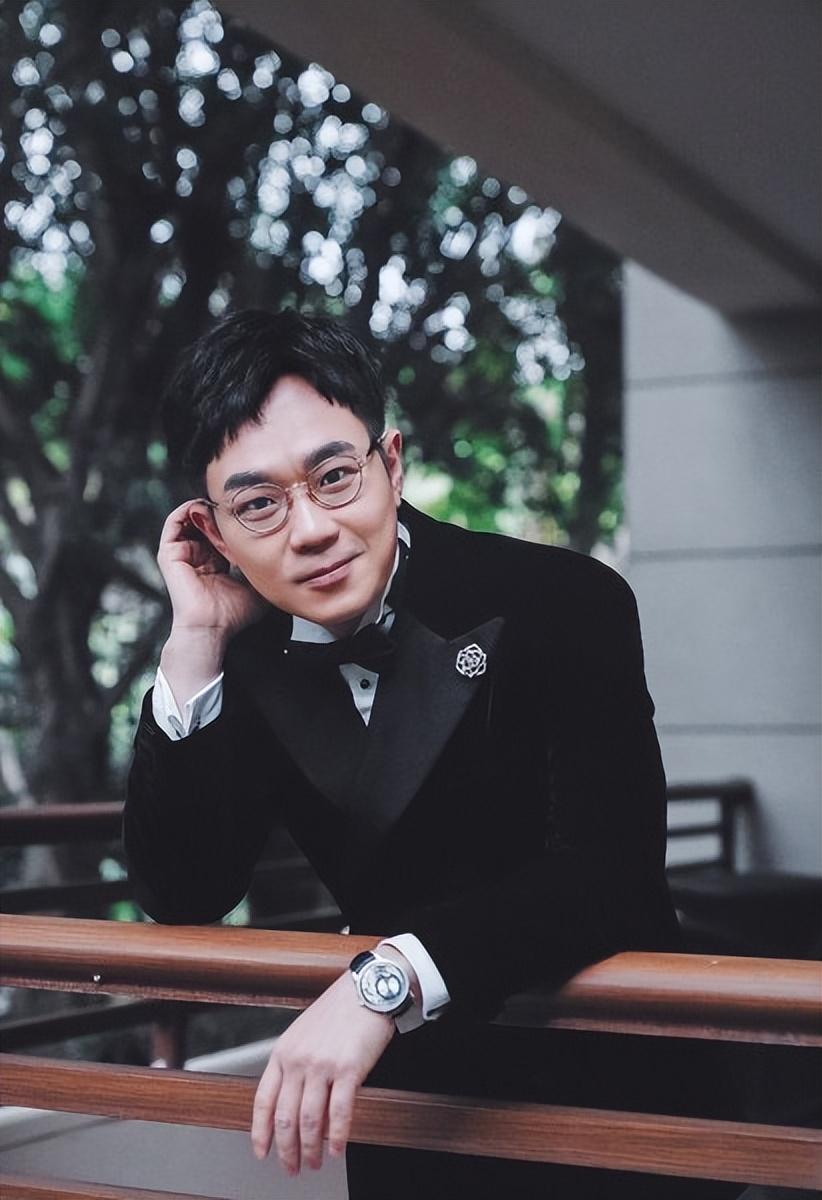 知名娱记曝大鹏婚变!秘密再婚生子多年,与娇妻一家人相处和睦