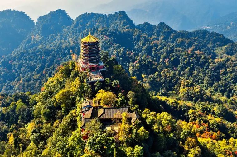 鸟瞰道家圣地青城山.图片来自网络