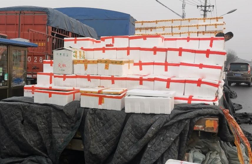 用泡沫箱装箱的蔬菜,外部有棉被包裹以御寒. &nbsp;新京报记者刘欢/摄