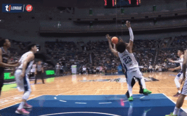 霍华德跨过敌手。