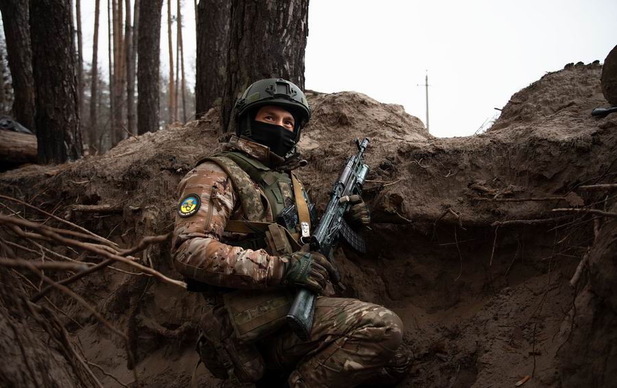年1月15日,顿涅茨克地区斯拉夫扬斯克,一名乌克兰士兵在战壕中待命