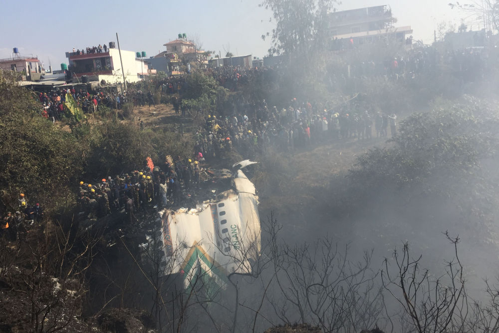 1月15日在尼泊尔博克拉地区拍摄的客机坠毁现场。图片来源：新华社