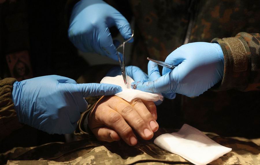 2023年1月15日,顿涅茨克地区,军医正在为一名乌克兰士兵手部做手术