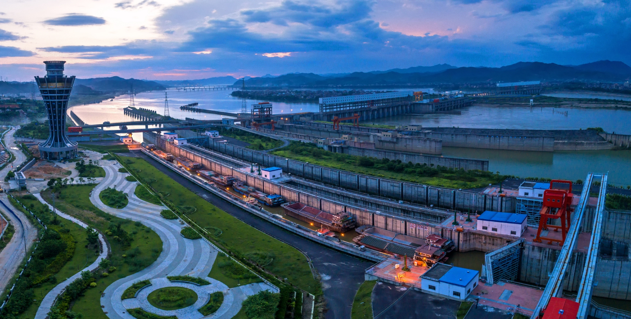 西江航运干线长洲枢纽船闸过闸货运量达1.55亿吨|珠江_新浪新闻