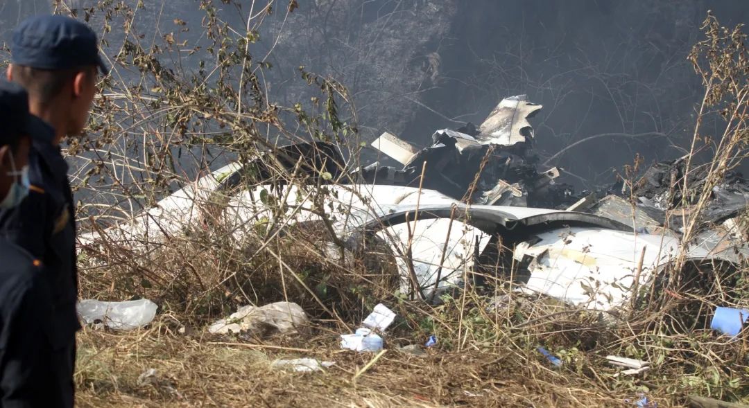 当地时间2023年1月15日,尼泊尔博克拉,空难现场浓烟滚滚,地面已被烧焦