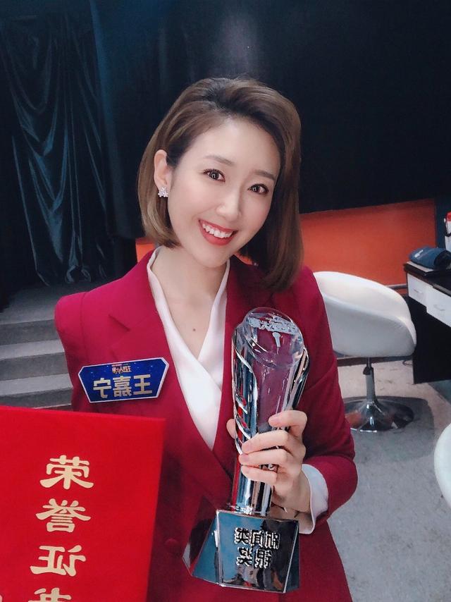 王嘉宁跻身央视春晚主持!西装造型端庄得体,气质不输36岁李思思|王嘉宁|西服|李思思_新浪新闻