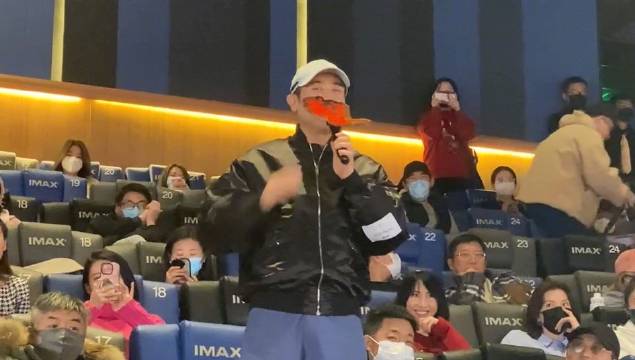 《满江红》映后，于和伟评价《一年一度喜剧大赛》的学员张弛……_新浪新闻