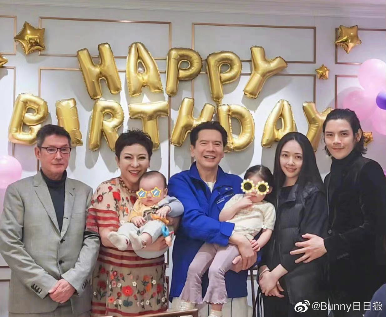 向佐ins晒一家四口合照,每次都这么有目的性……|向佐|一家四口|目的性_新浪新闻