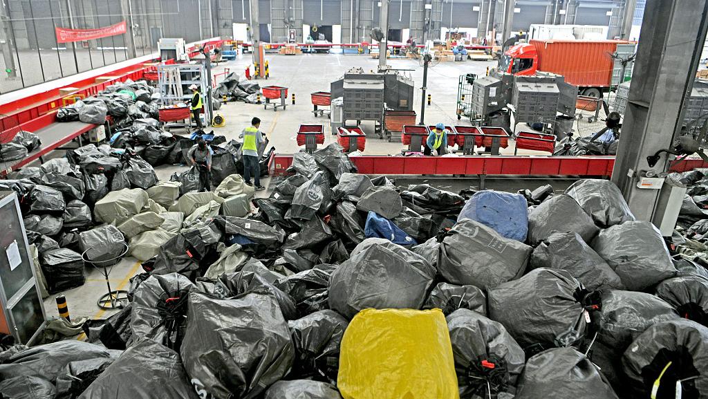 工作人员正在分拣快递包裹.视觉中国 资料图