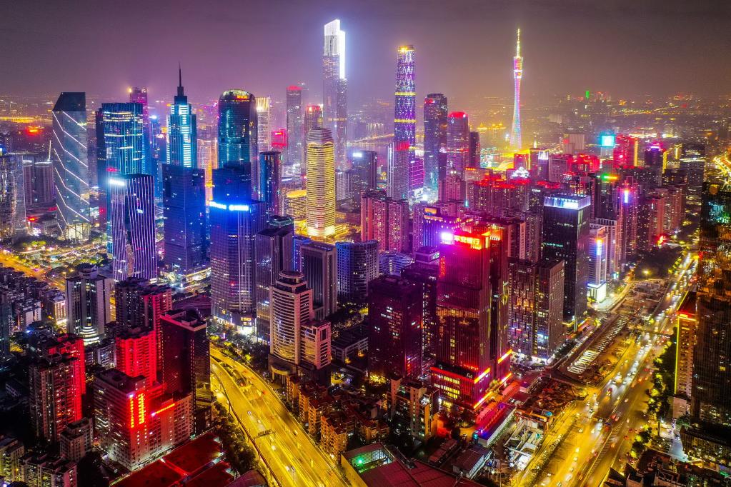 车水马龙的广州天河路商圈.新华社记者 刘大伟 摄