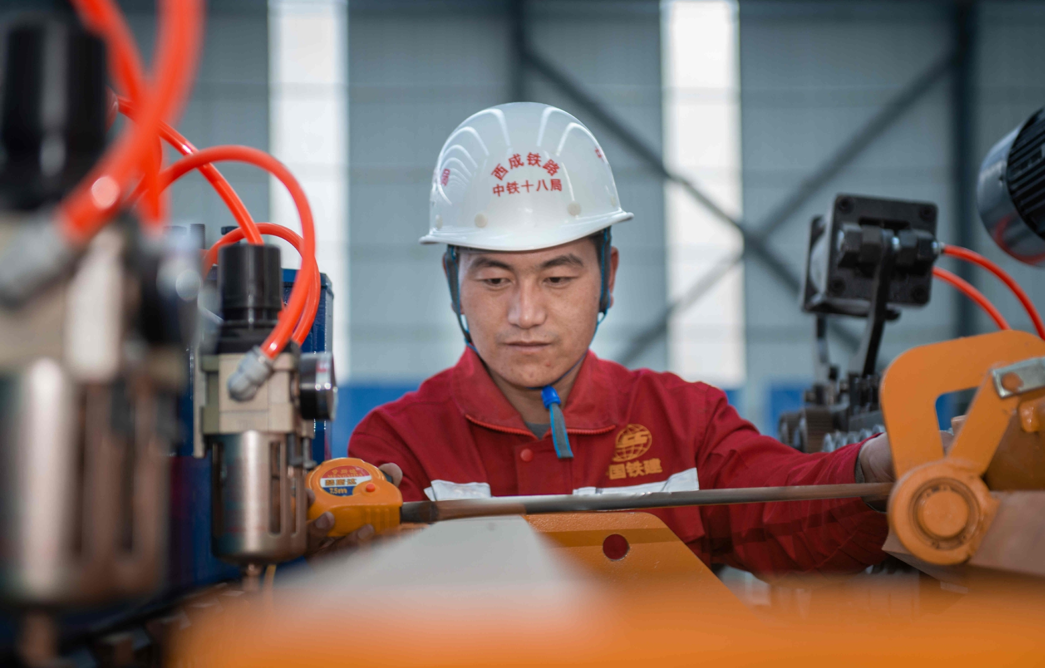 舍弃小团圆 他们坚守西成铁路建设一线_新浪财经_新浪网