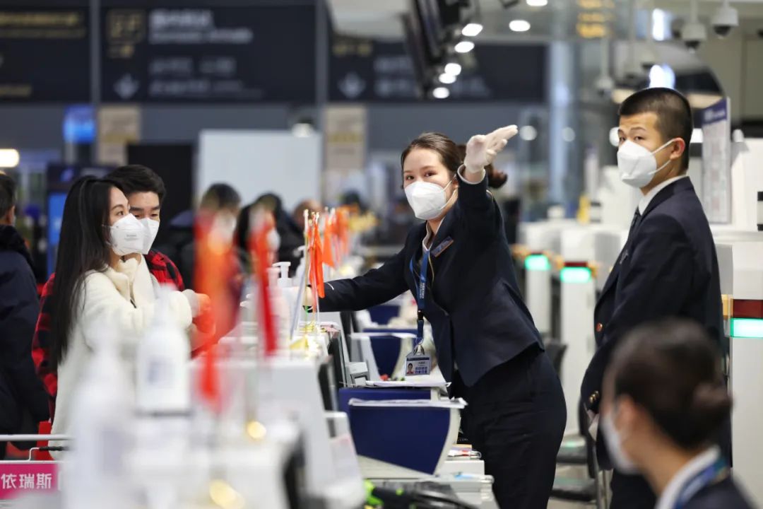 cz309航班旅客正在值机通过组织保障国际航班复航的多次演练,大兴机场