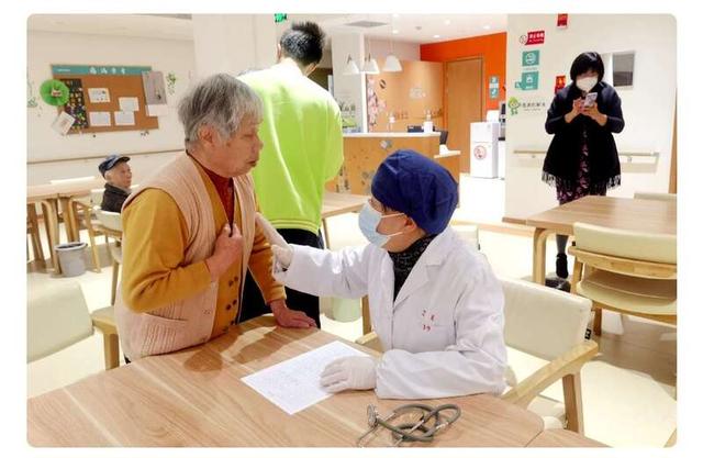 亭林镇社区卫生服务中心医生正在为老年人诊治.(受访单位供图)