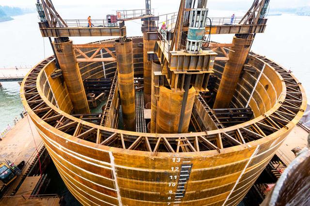 "大金刚"双壁钢围堰外观(图片由中国铁路济南局集团有限公司铁道战备