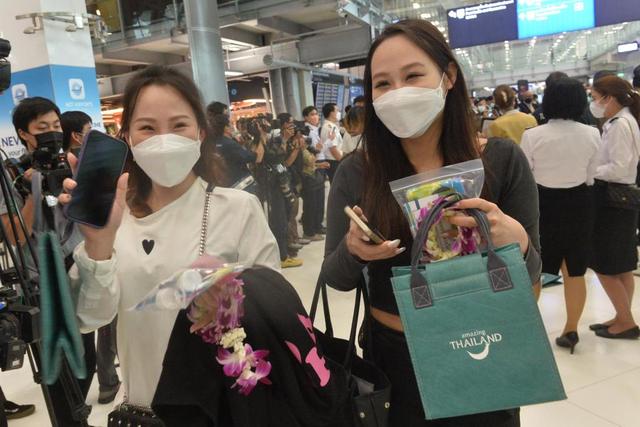 2023年1月9日，搭乘厦门航空MF833的旅客抵达位于泰国首都曼谷东郊沙没巴干府的素万那普机场。新华社发（拉亨摄）