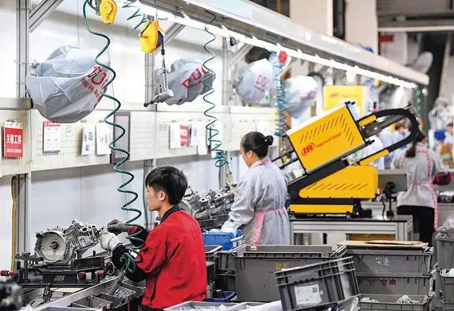重庆大江动力设备制造有限公司，工人在生产车间作业 图片来源：瞭望