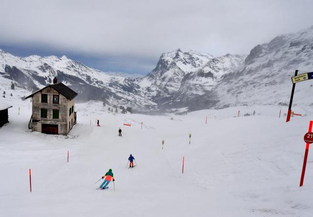 2023年1月12日，人们在瑞士少女峰的滑雪场滑雪。（新华社记者连漪摄）