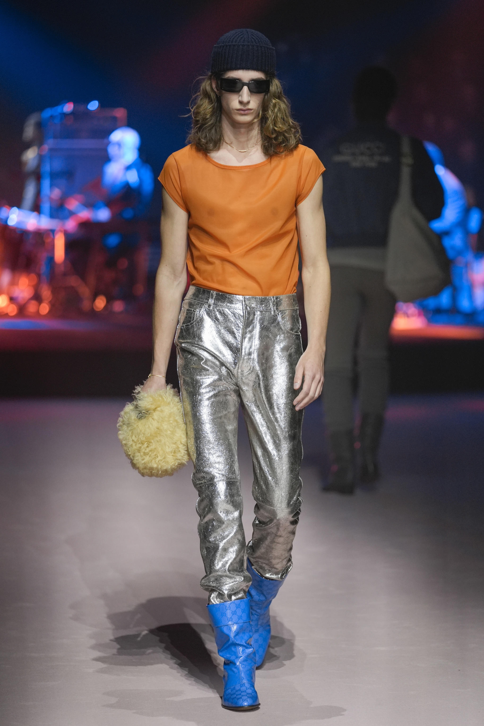 月13日,模特在意大利米兰男装周上展示古驰品牌的2023/24秋冬新款服装