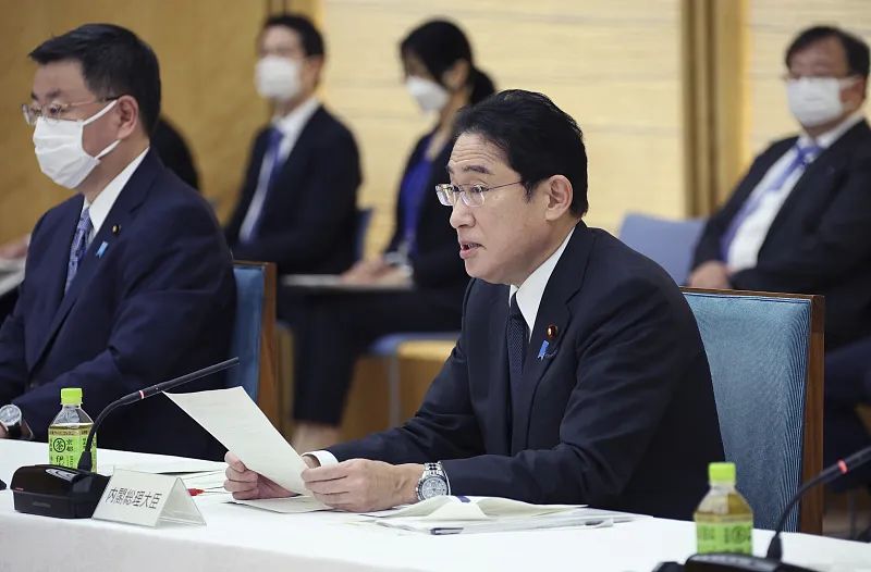 16日,岸田文雄在首相办公室出席经济和财政政策委员会会议。图源:视觉中国