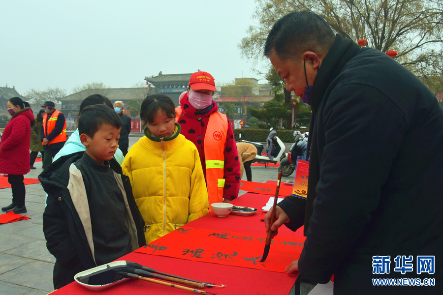 河南社旗:送春联 迎新春|南阳市|社旗县|河南省|文艺工作者|书法家_新浪新闻