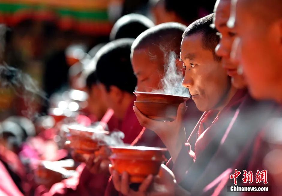 资料图:僧人们正在喝酥油茶.李林 摄
