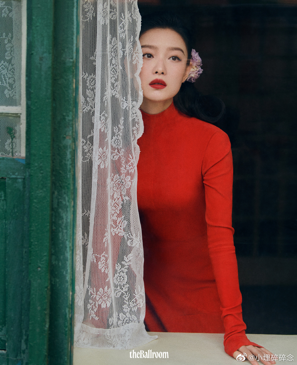 倪妮| 复古卷发大片 复古红衣卷发，绚烂夺目……|复古|红衣|倪妮_新浪新闻