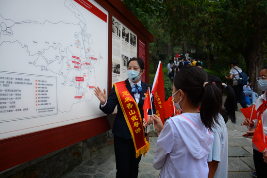 北京香山公园讲解员贾莉为孩子们介绍香山革命纪念地（旧址）。