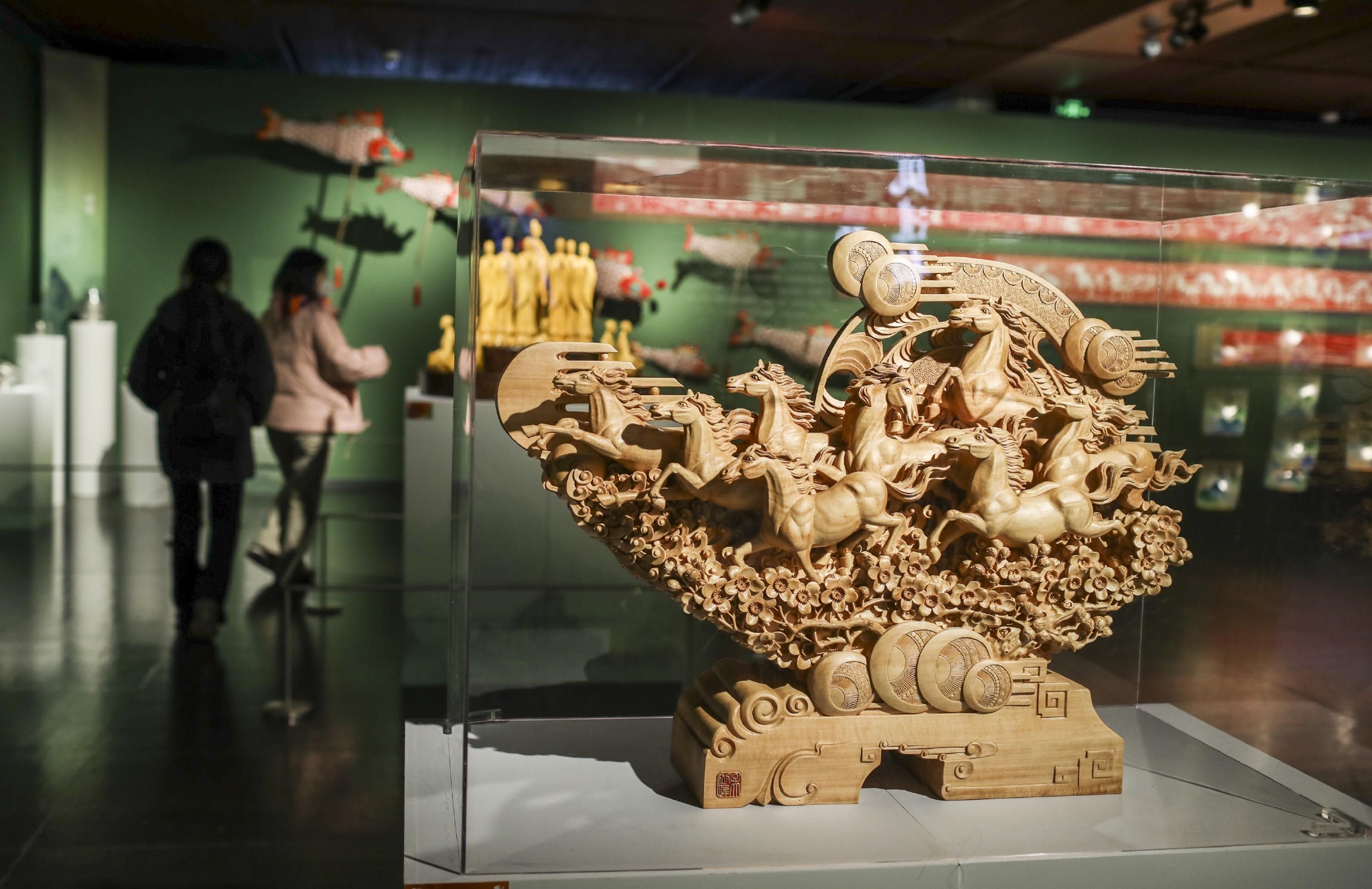 展出的国家级非遗东阳木雕作品《八骏图台屏》.新京报记者 浦峰 摄