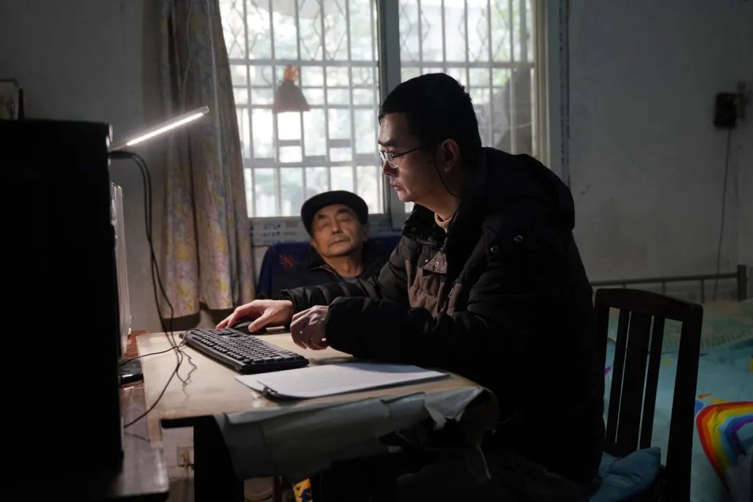 金晓宇在翻译时，父亲常会坐在一旁，静悄悄地，时间长了难免打盹（资料图） 