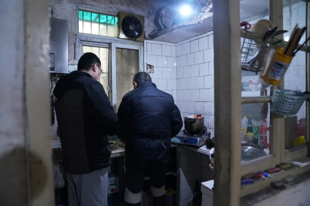 父子俩在厨房做饭（资料图）