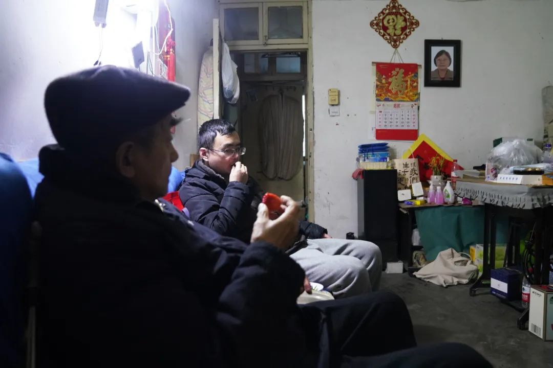 父子俩在客厅吃草莓（资料图）