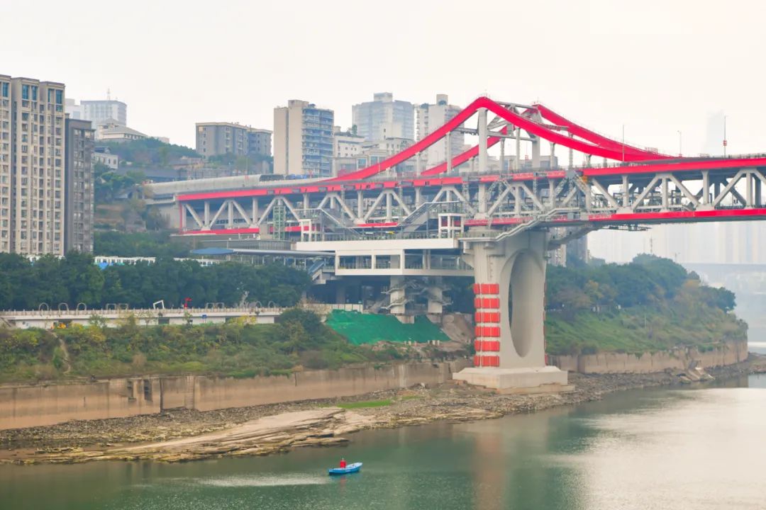 轨道交通10号线曾家岩站建造在曾家岩嘉陵江大桥下方.邹乐 摄