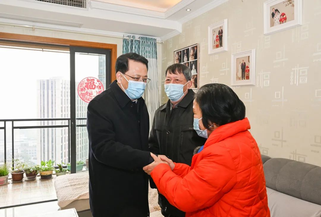 1月18日下午,市委书记袁家军看望烈属马远福,杜永珍夫妇.