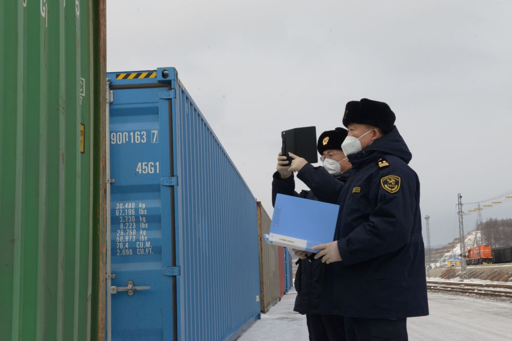 哈尔滨海关所属绥芬河海关关员对中欧班列运载货物实施查验.