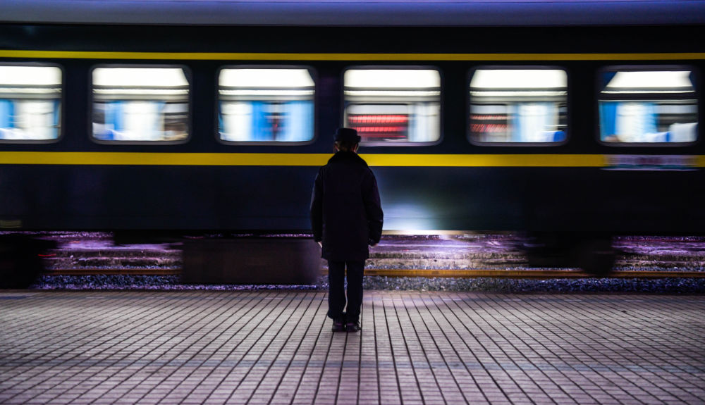1月10日,在贵州镇远站,车站工作人员在站台送别5640次列车.